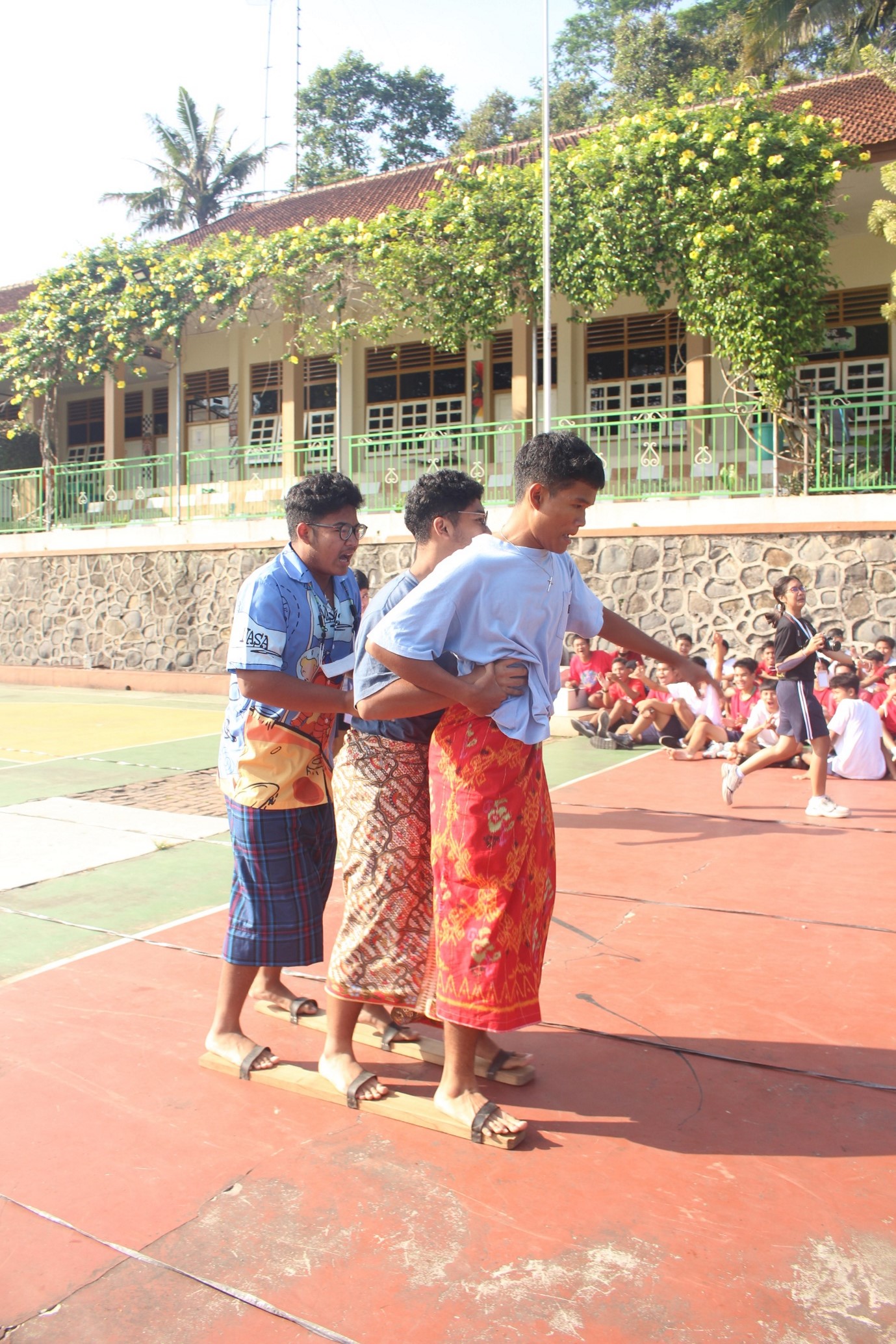 Balap Karung dan Bakiak Membuat Semangat Memuncak Classmeeting Hari ke-2